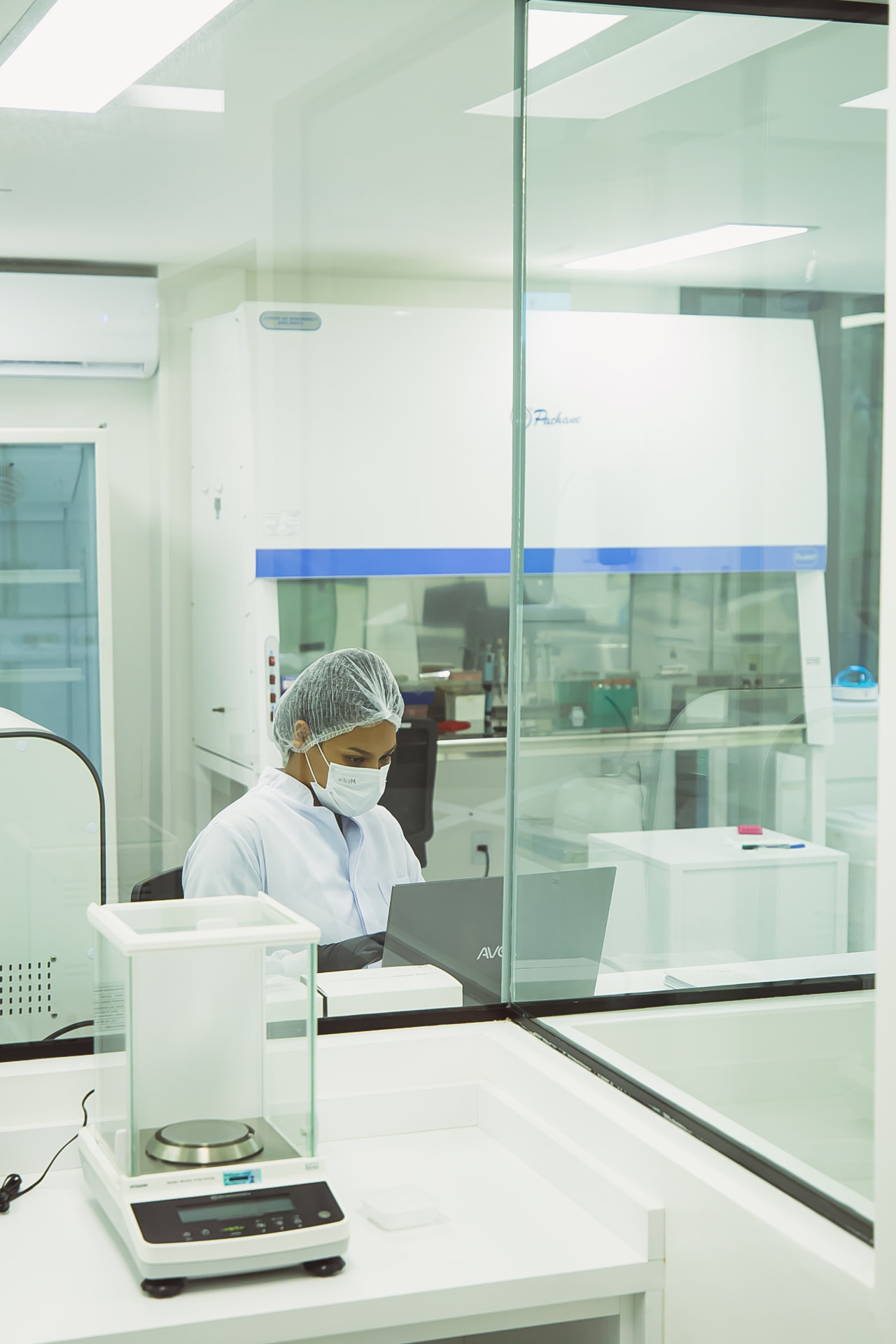 Scientist working inside a Vesper cleanroom laboratory